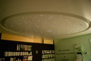 sterrenplafond massage salon ellips plafond sauna spa wellness resort sterren hemel verlichting maken LED glasvezel star ceiling