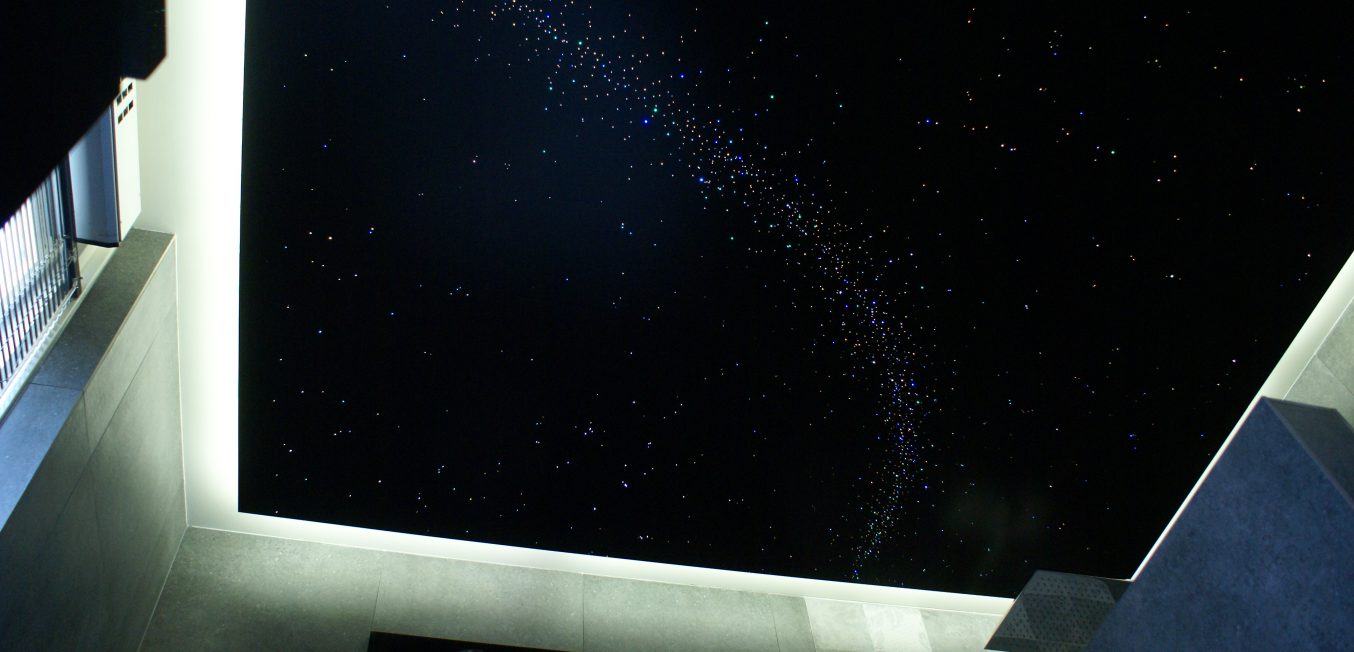 Luxe badkamer sterrenhemel melkweg verlichting plafond LED ideeen grote beer sterrenbeeld vallende sterren