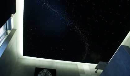 Luxe badkamer sterrenhemel melkweg verlichting plafond LED ideeen grote beer sterrenbeeld vallende sterren