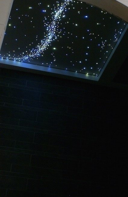 Plafond ciel étoilé LED dans la salle de bain